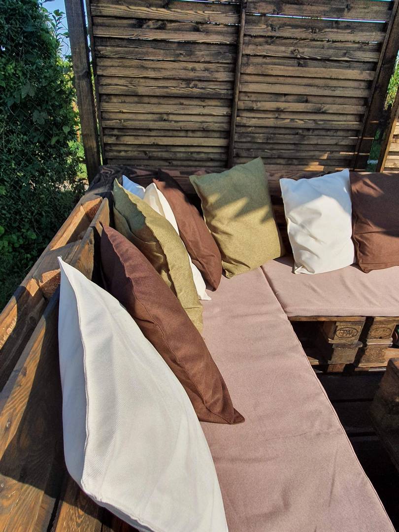 Szyty na wymiar zestaw siedzisk i poduszek do mebli ogrodowych.
