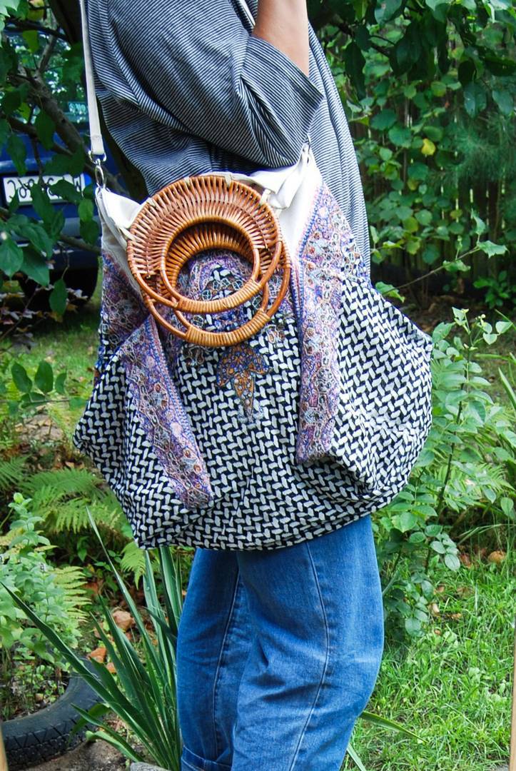 Recznie szyta torebka na ramię z chusty i plecionych drewnianych rączek.