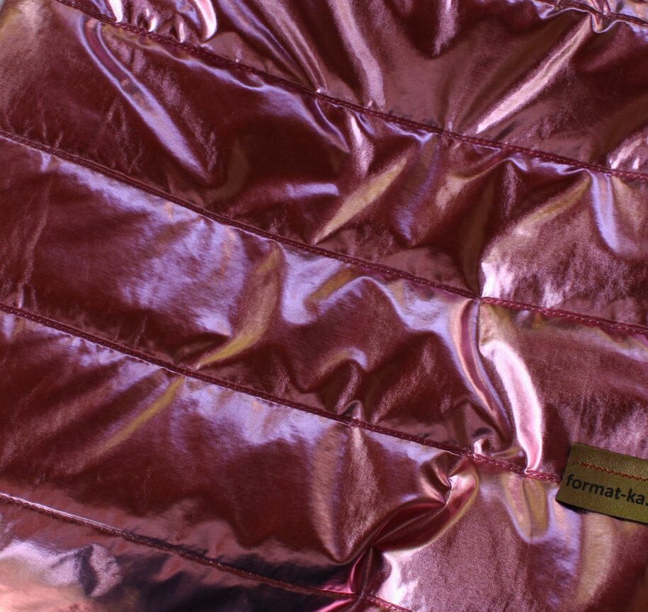 Zbliżenie na materiał pikowany różowy błyszczący użyty w torebce