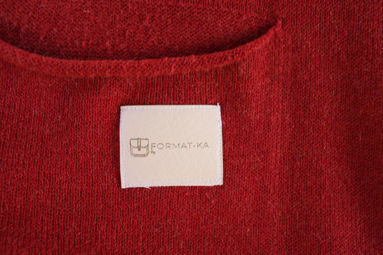 metka format-ki na rudej kieszeni na elemencie patchworkowego koca