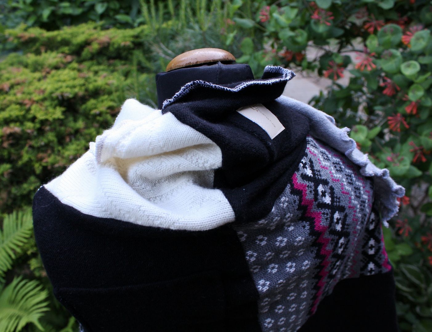 patchworkowy szal z recyklingowych swetrów: czarny, biały, motyw zebry.