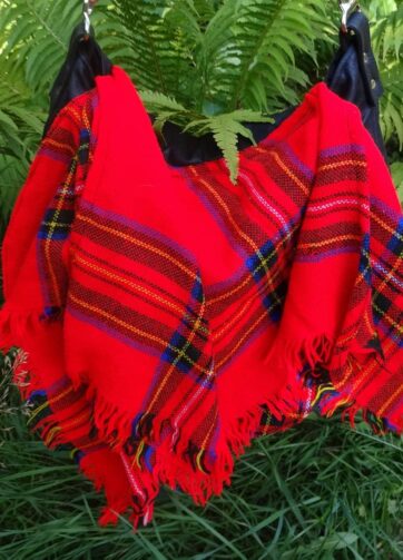 Klapa torby listonoszki z ekoskóry i czerwonej chusty.